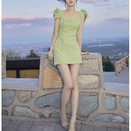 气质绿色吊带连衣裙女夏季2023新款茶歇法式设计感小个子背带裙
